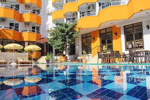 Bar junto a la piscina