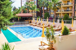 Piscine extérieure (ouverte en saison)