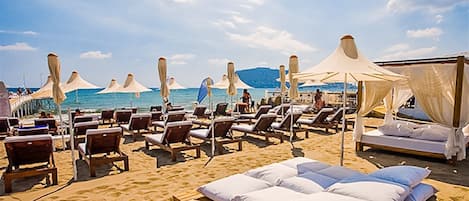 Vlak bij het strand, strandhuisjes (toeslag), ligstoelen, parasols