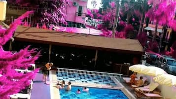 Una piscina al aire libre de temporada