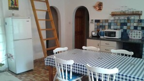 Ferienhaus | Gemeinschaftsküche | Großer Kühlschrank, Mikrowelle, Ofen, Herdplatte