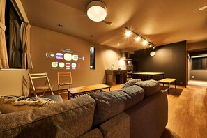 2 ห้องนอน, โต๊ะทำงาน, เตารีด/โต๊ะรีดผ้า, Wi-Fi ฟรี