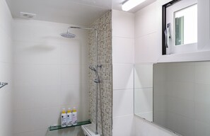 Regadera, amenidades de baño gratuitas, secadora de cabello, toallas