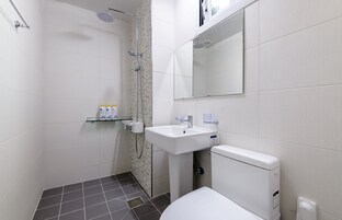 Dusche, kostenlose Toilettenartikel, Haartrockner, Handtücher