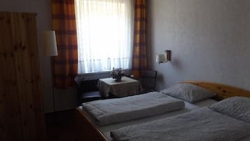 Economy Quadruple Room | Bed sheets