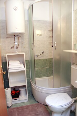 City Apartment | Bathroom | Shower, hair dryer, towels, soap - Apartment Bucevic (Sibenik)