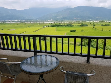 Kamar Quadruple Comfort, 2 Tempat Tidur Double, tepi gunung | Pemandangan balkon. 7 Milefog B&B
