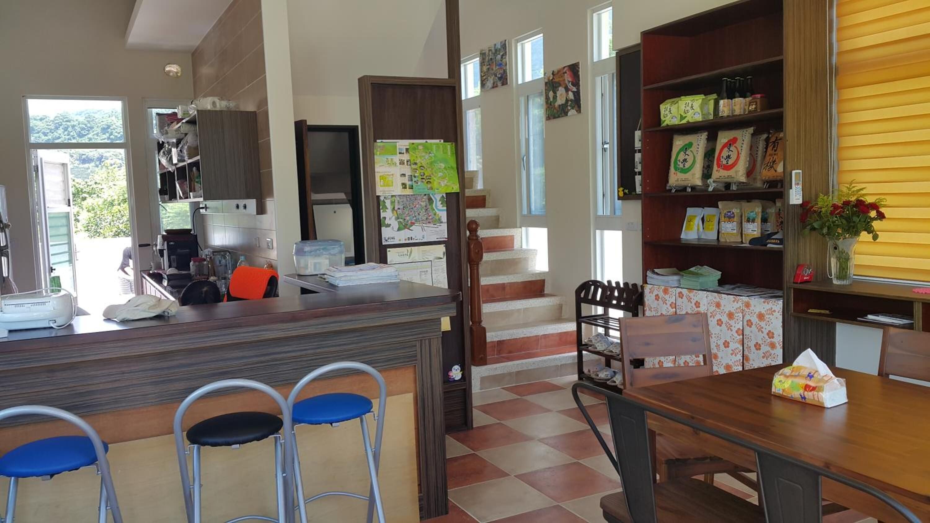 Una cocina amplia con comedor, una escalera y vistas al exterior.
