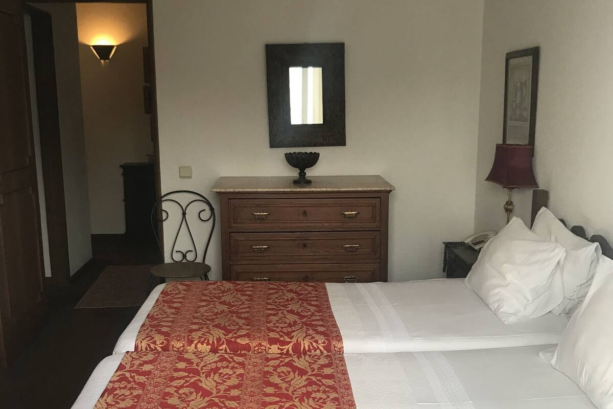 Suite básica, vista a la ciudad | 1 habitación, caja de seguridad en la habitación y escritorio