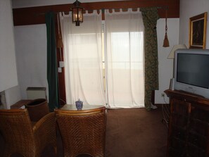 Suíte júnior, vista para o mar | Cofres nos quartos, escrivaninha, Wi-Fi de cortesia, roupa de cama