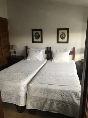 Habitación con 1 cama doble o 2 individuales, vistas a la ciudad | 1 dormitorio, caja fuerte, escritorio y wifi gratis