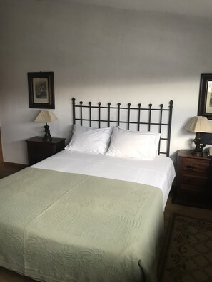 Quarto casal ou duplo, vista para a cidade | Cofres nos quartos, escrivaninha, Wi-Fi de cortesia, roupa de cama