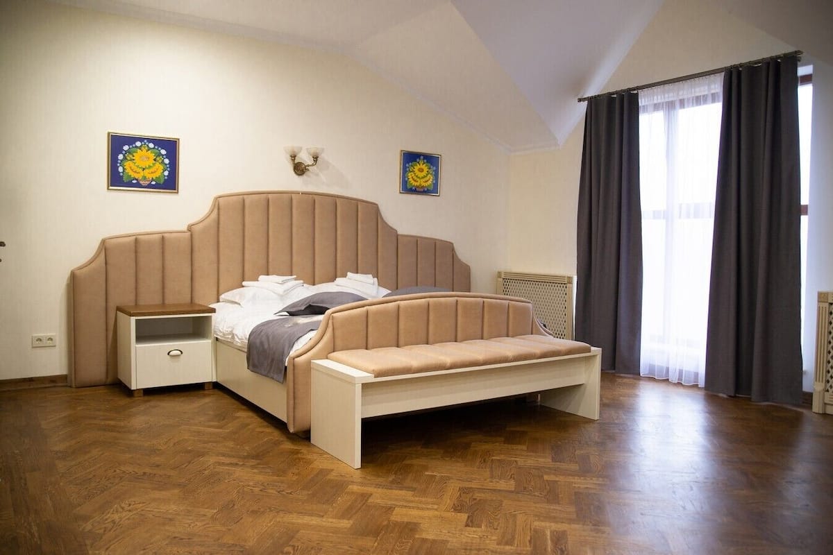 Un dormitorio con cama, mesita de noche y radiador.