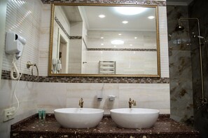 Artículos de tocador gratuitos, secador de pelo, bidet