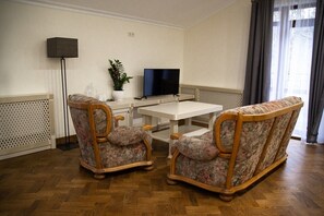 Luxury-Zimmer | Wohnbereich | 32-Zoll-Flachbildfernseher mit Digitalempfang, Fernseher