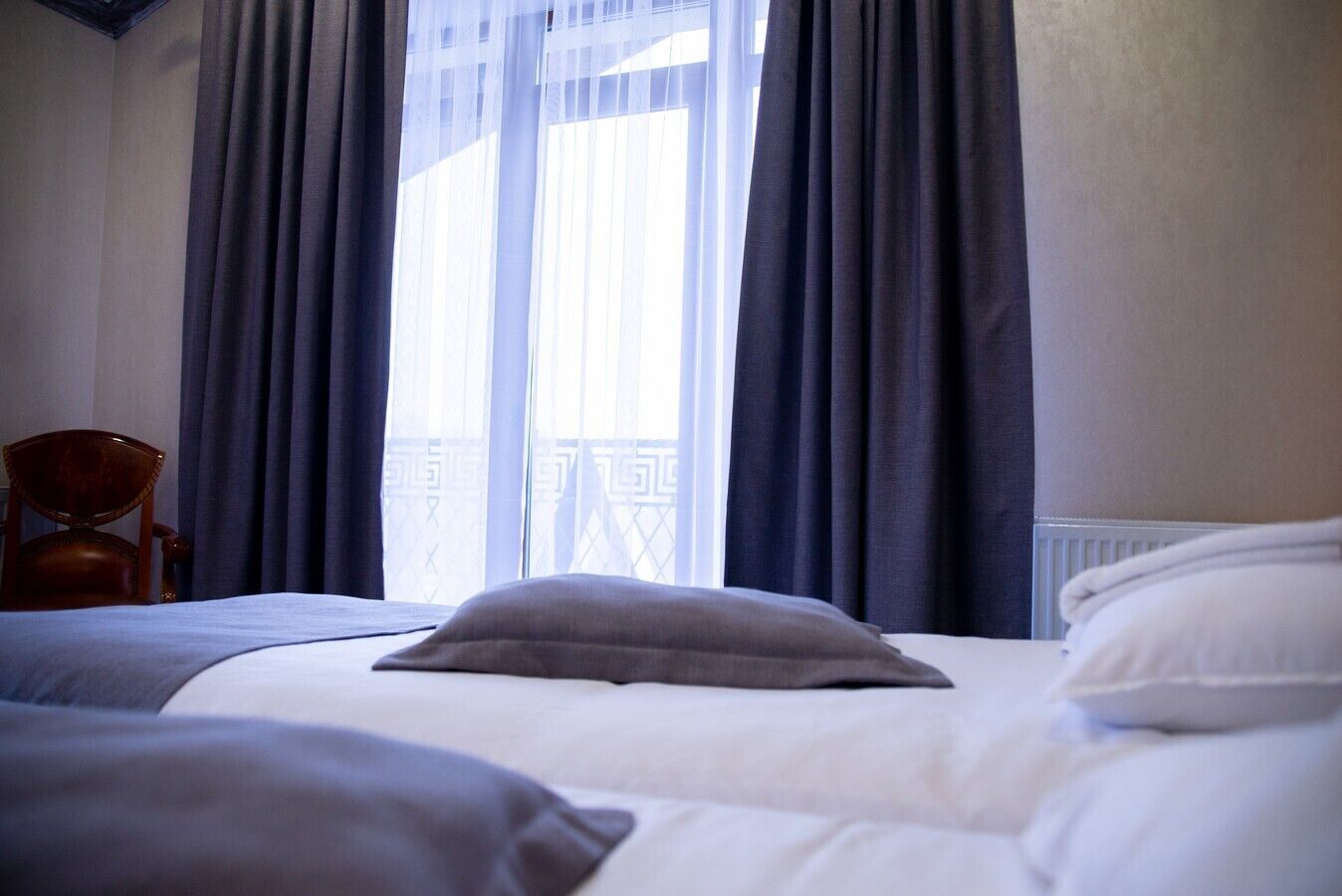 Hypo-allergenic bedding, in-room safe, desk, blackout curtains
