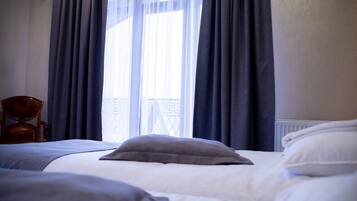 Hypo-allergenic bedding, in-room safe, desk, blackout curtains
