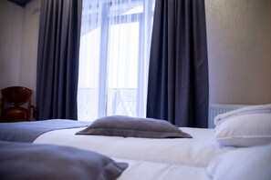 Superior Triple Room | Hypo-allergenic bedding, in-room safe, desk, blackout drapes - Melania (Uman)
