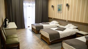 ベーシック トリプルルーム | 低刺激性寝具、セーフティボックス (室内)、デスク、遮光カーテン