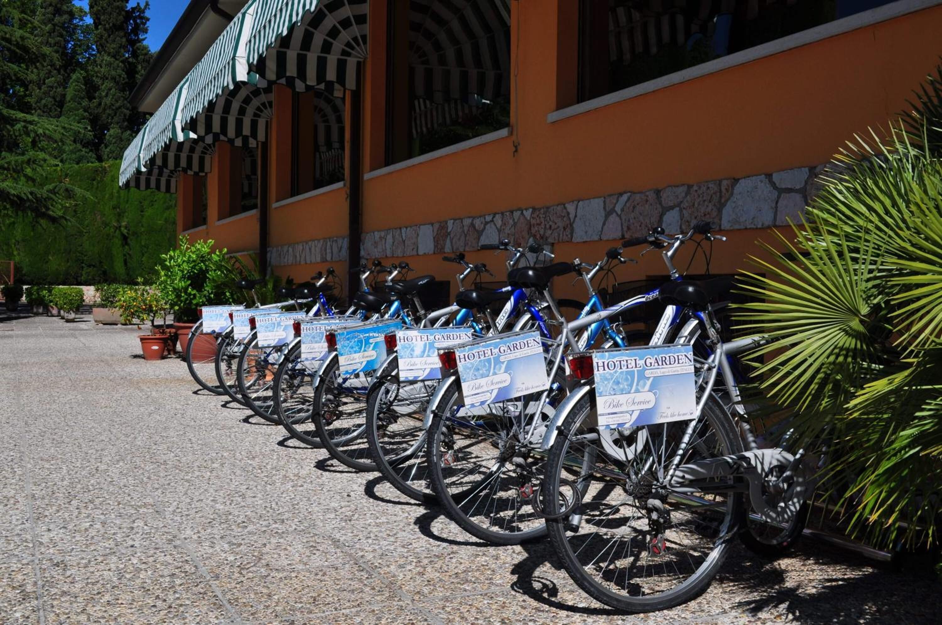 Una fila di biciclette con cartelli che riportano 