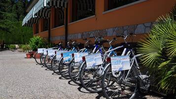 Una fila di biciclette con cartelli che riportano
