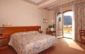 Premium bedding, down duvets, Select Comfort beds, minibar - Hotel Garden (Garda)