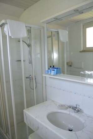Double or Twin Room, Balcony | Bathroom | Free toiletries, hair dryer, slippers, bidet - Hotel Garden (Garda)