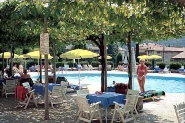 Een seizoensgebonden buitenzwembad, parasols voor strand/zwembad