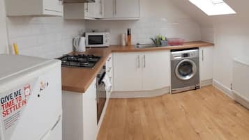 Apartment | Eigene Küche | Großer Kühlschrank, Mikrowelle, Ofen, Herdplatte