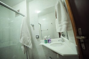 Een douche, een haardroger, handdoeken, zeep