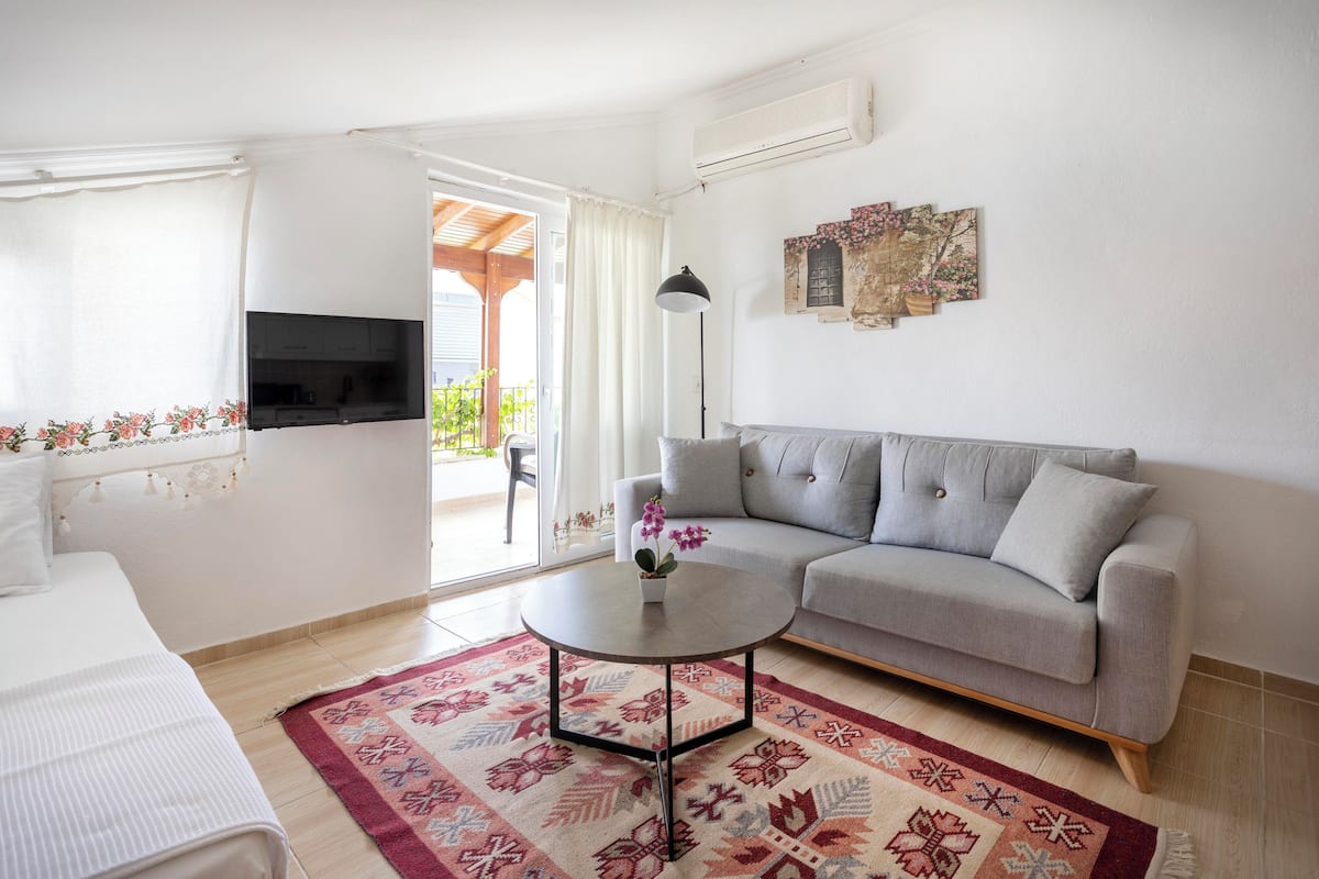 Terrace Apartment, 1 Bedroom, Sea View | Sala de estar | Televisión LED