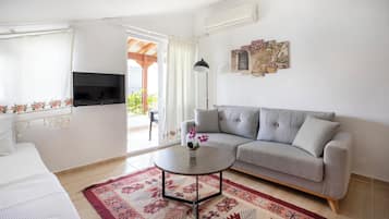 Terrace Apartment, 1 Bedroom, Sea View | Woonkamer | Een ledtelevisie