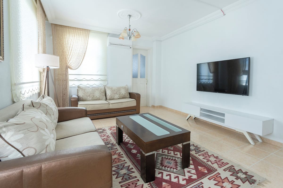 Grand Apartment, 2 Bedrooms | Desk, soundproofing, iron/ironing board, cribs (free)
