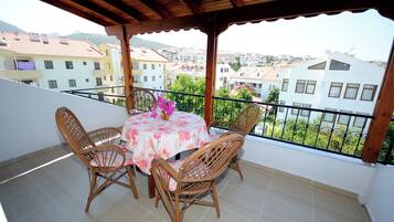 Terrace Apartment, 1 Bedroom, City View | Balcón