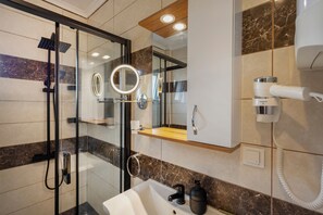 Design Apartment, 2 Bedrooms | Bathroom | Shower, free toiletries, hair dryer, slippers