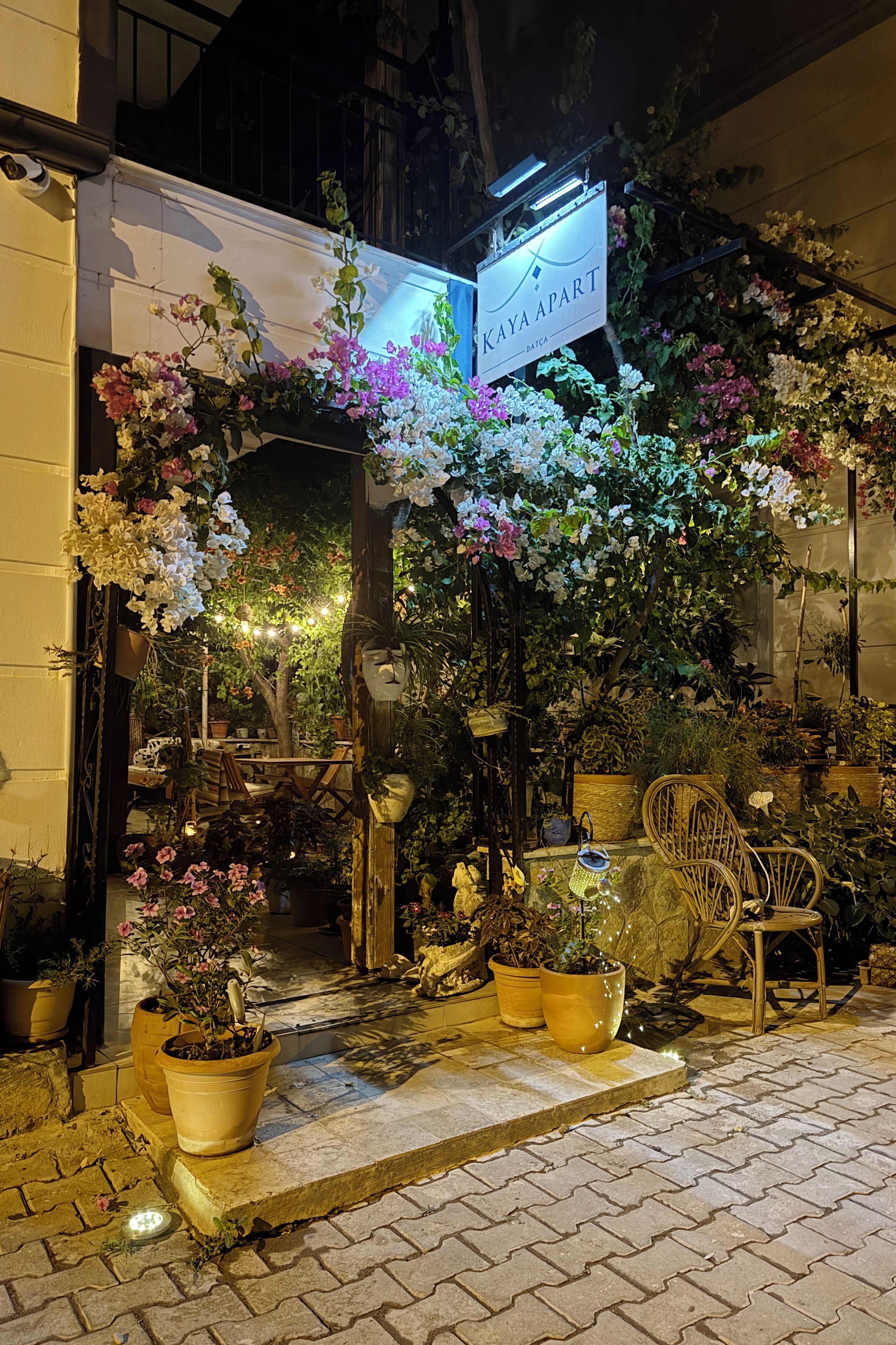 Voorkant accommodatie - avond/nacht