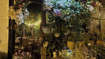 Voorkant accommodatie - avond/nacht