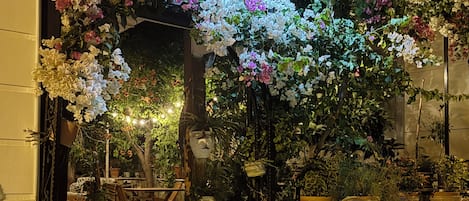 住宿正面 - 傍晚/夜晚