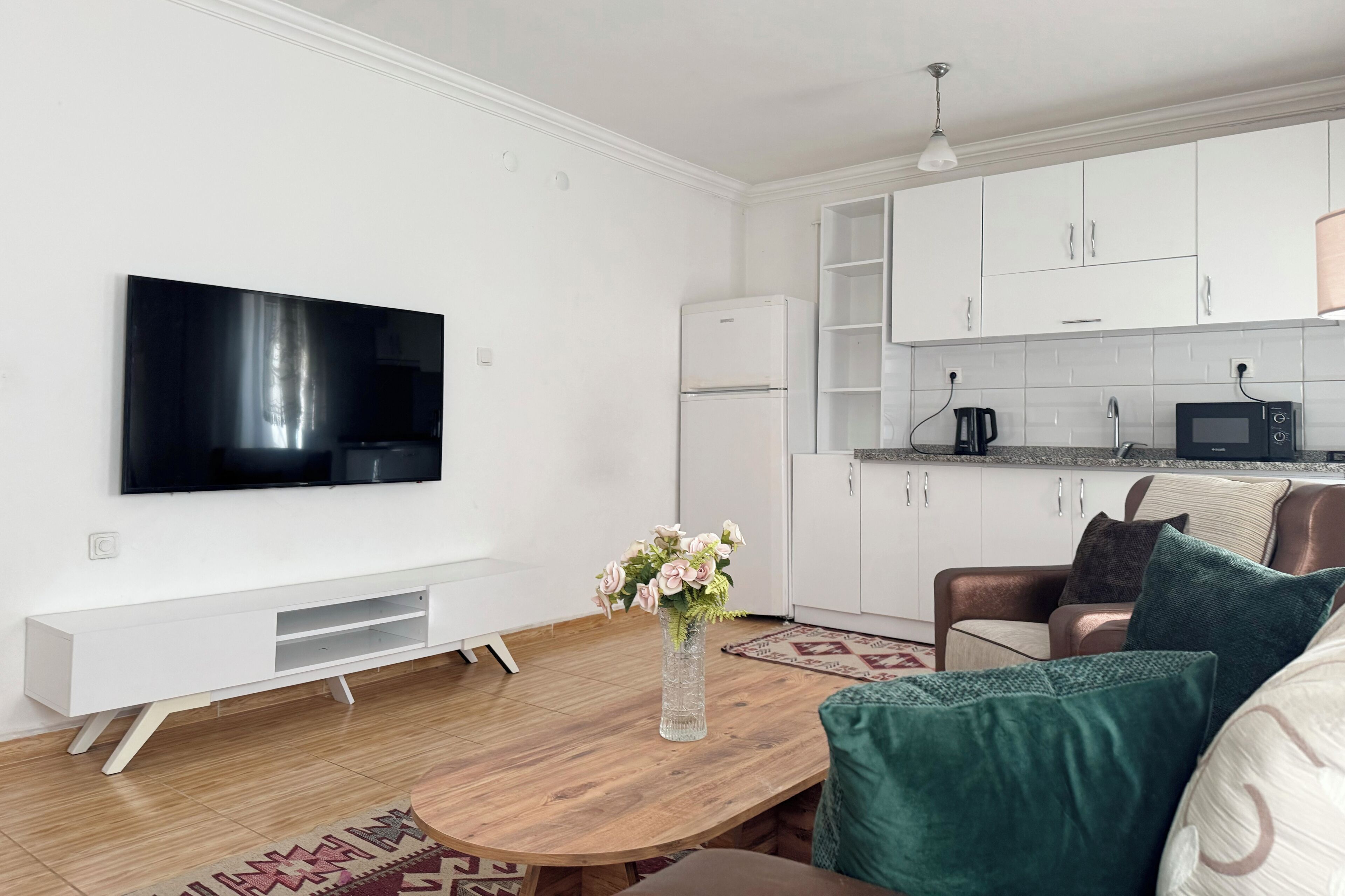 Standard Apartment, 1 Bedroom, Garden Area | Wohnzimmer | LED-Fernseher