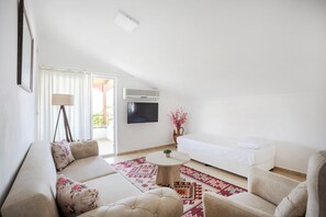 Terrace Apartment, 1 Bedroom, City View | Työpöytä, äänieristys, silitysrauta/-lauta, ilmaiset vauvansängyt