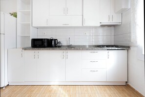 Standard Apartment, 1 Bedroom, Garden Area | Yksityinen keittiö | Jääkaappi, uuni, liesi, kahvin-/teenkeitin