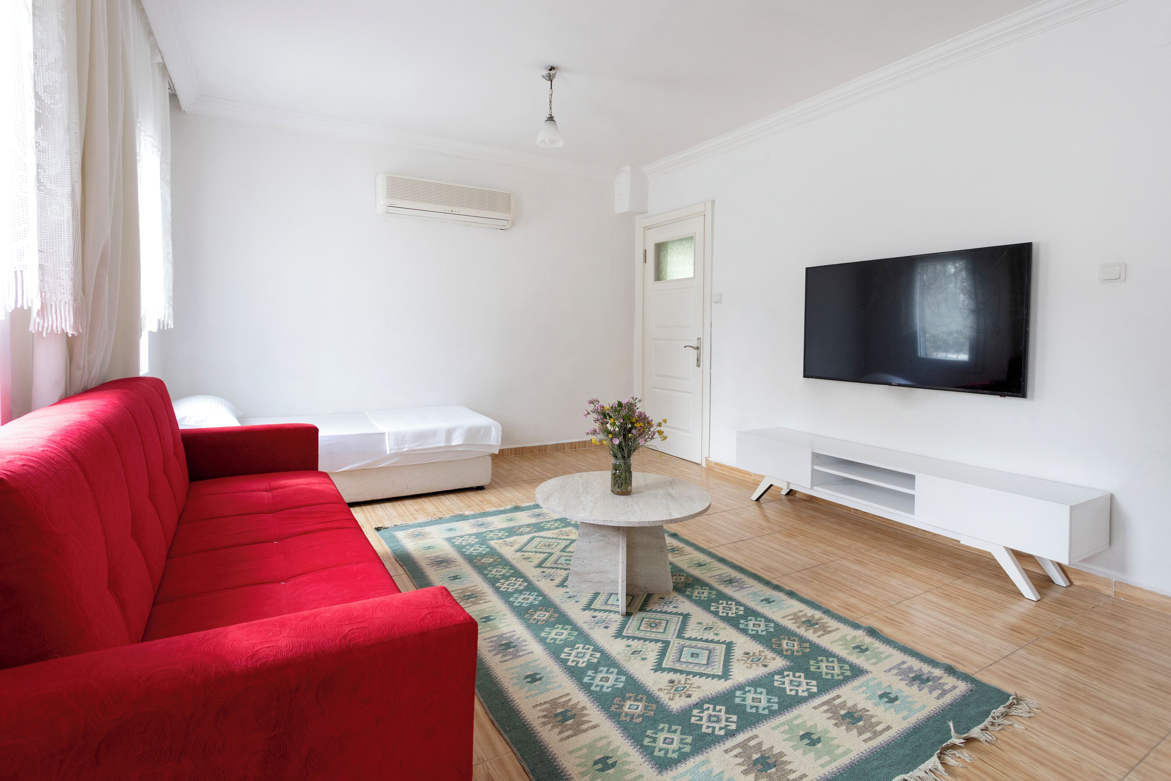 Standard Apartment, 1 Bedroom, Garden Area | Woonkamer | Een ledtelevisie