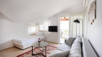 Terrace Apartment, 1 Bedroom, Sea View | Sala de estar | Una televisión LED