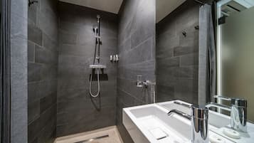 Een douche, een regendouche, gratis toiletartikelen, een haardroger