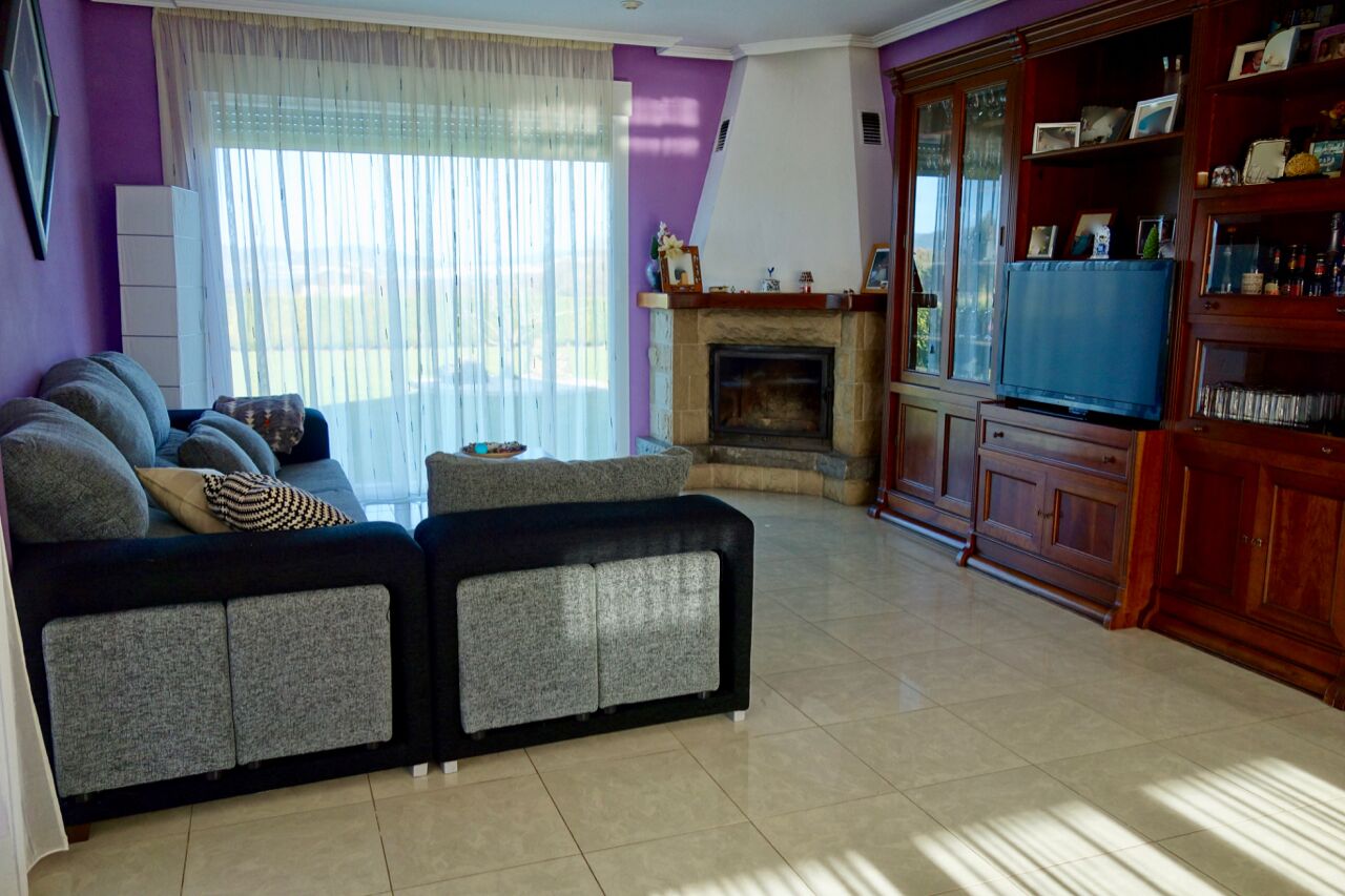 Een televisie en een open haard