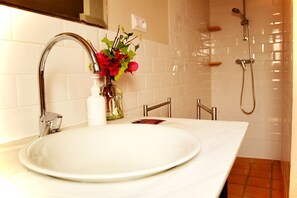 Double Room | Bathroom sink
