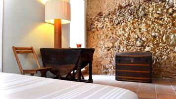 Habitación doble | Cunas (de pago), wifi gratis, ropa de cama