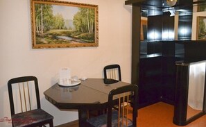 Luxury Suite | Minibar, iron/ironing board, free WiFi, bed sheets