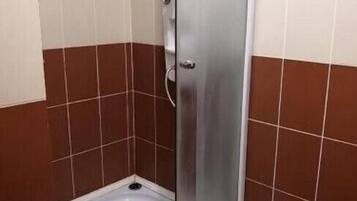 Superior Suite | Bathroom | Shower, towels, soap, shampoo