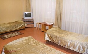 Standard-Dreibettzimmer | Minibar, Bügeleisen/Bügelbrett, kostenloses WLAN, Bettwäsche